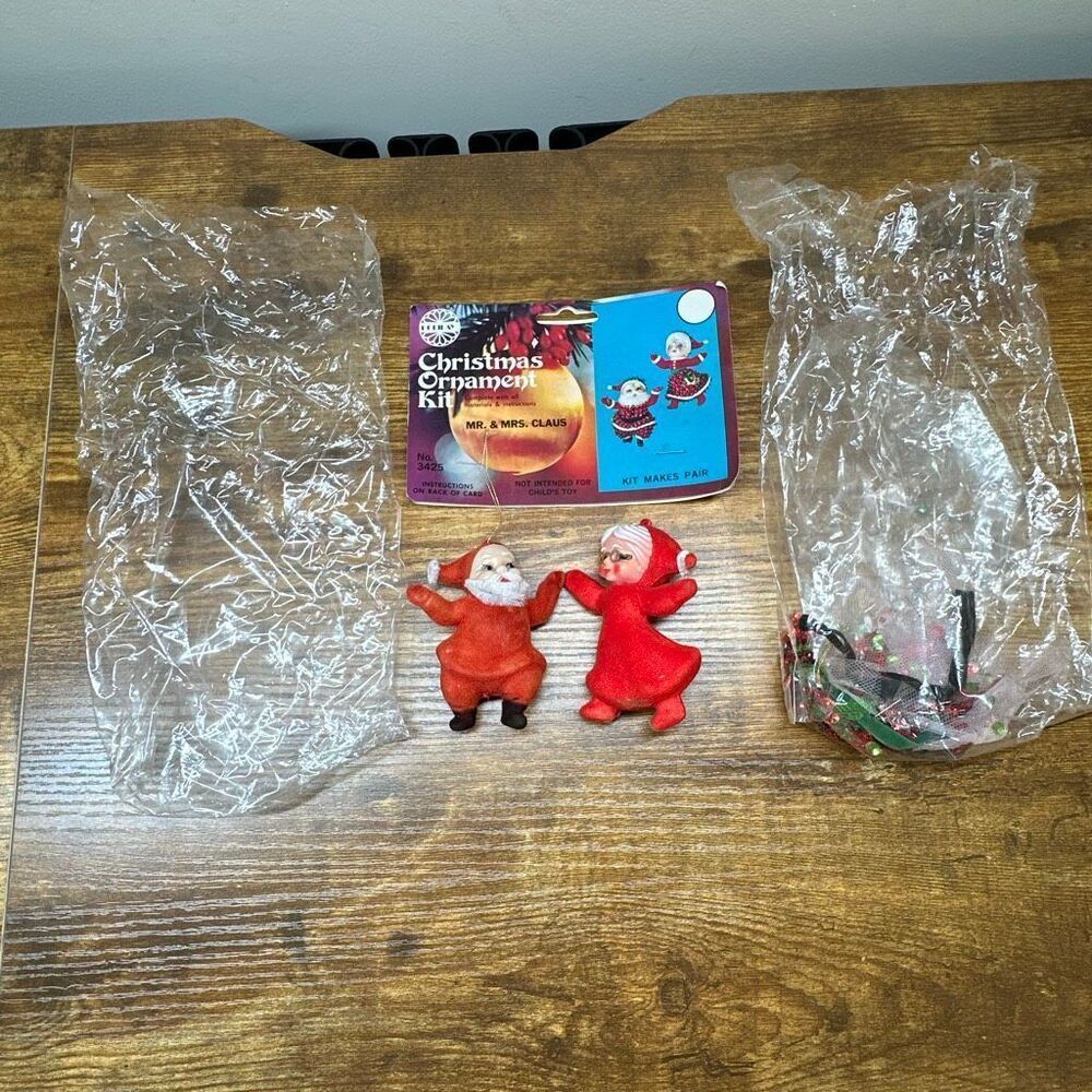 Vintage 1978 Christmas Ornament Kit Mr. & Mrs. Santa Claus  Flocked Hong‎ Kong